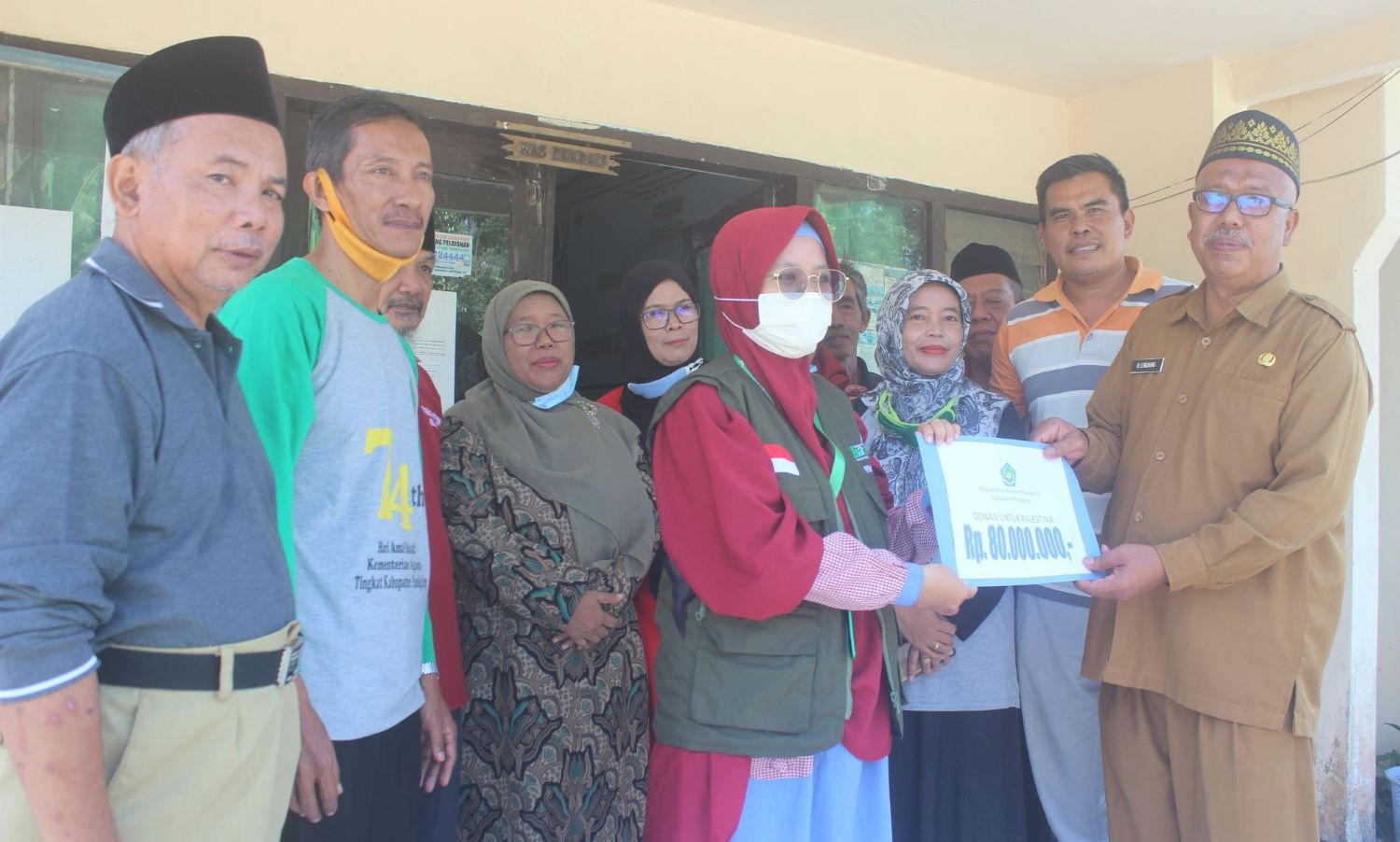 Penyerahan donasi Palestina dari keluarga besar madrasah Kabupaten Pandeglang.